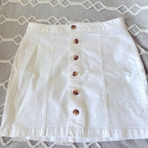 Buttoned skirt with back pockets, approx 17” long
